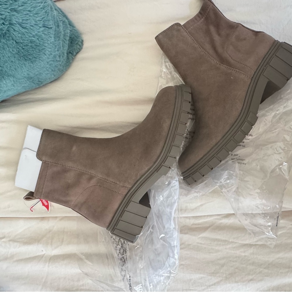 Brand New Blondo Women's Waterproof Ankle Boots